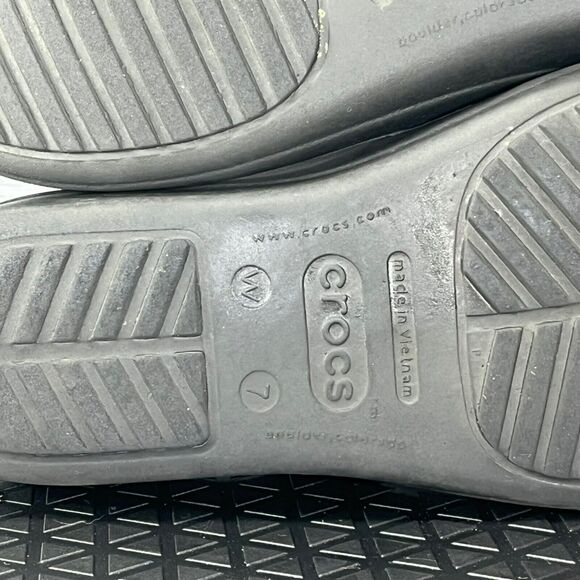 Crocs Women’s Sanrah Liquid Metallic Sandals Size 7 - Picture 7 of 9